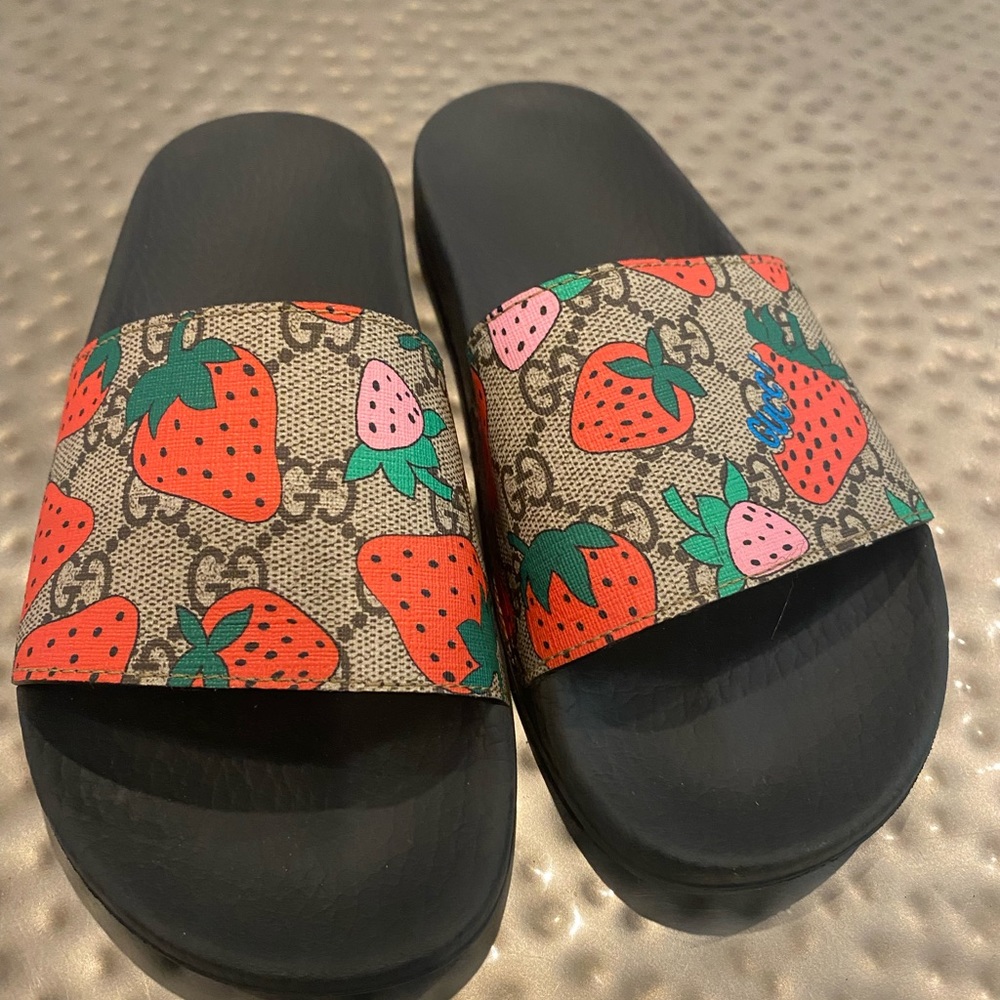 Gucci Strawberry Slide Sandal US 5 35